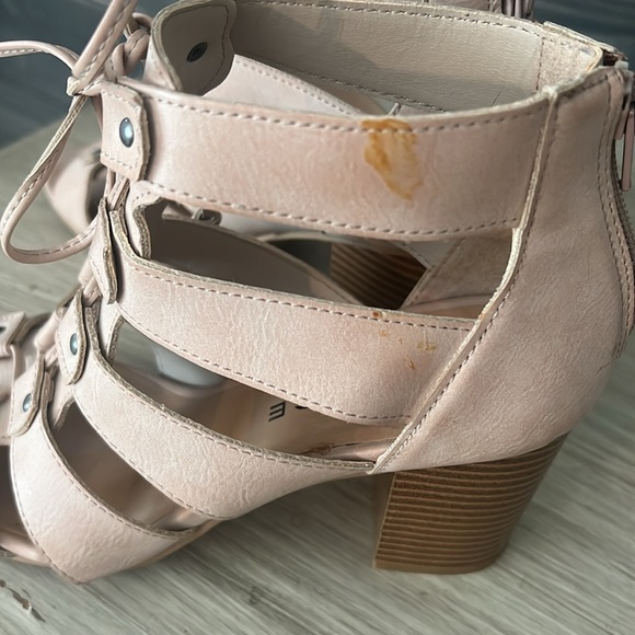 COPY - Rampage 8 1/2 med stacked heeled sandle Zipper up the back Very good con… - Picture 2 of 7